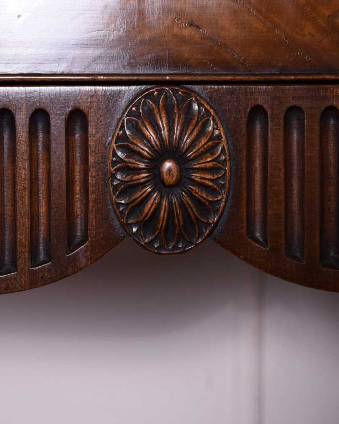 アンティークのテーブル　アンティーク家具　お花の彫りが美しい英国で見つけたアンティークコンソールテーブル（デスク）。いろんな場所にこだわり彫のデザインもいろいろです。(k-2311-f)