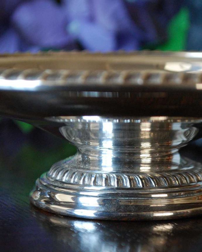 アンティーク 真鍮の雑貨　アンティーク雑貨　ディスプレイに華を添える英国の銀食器、アンティークシルバーのコンポート（トレイ）。繊細で美しい装飾がたっぷり入っています。(k-2311-z)