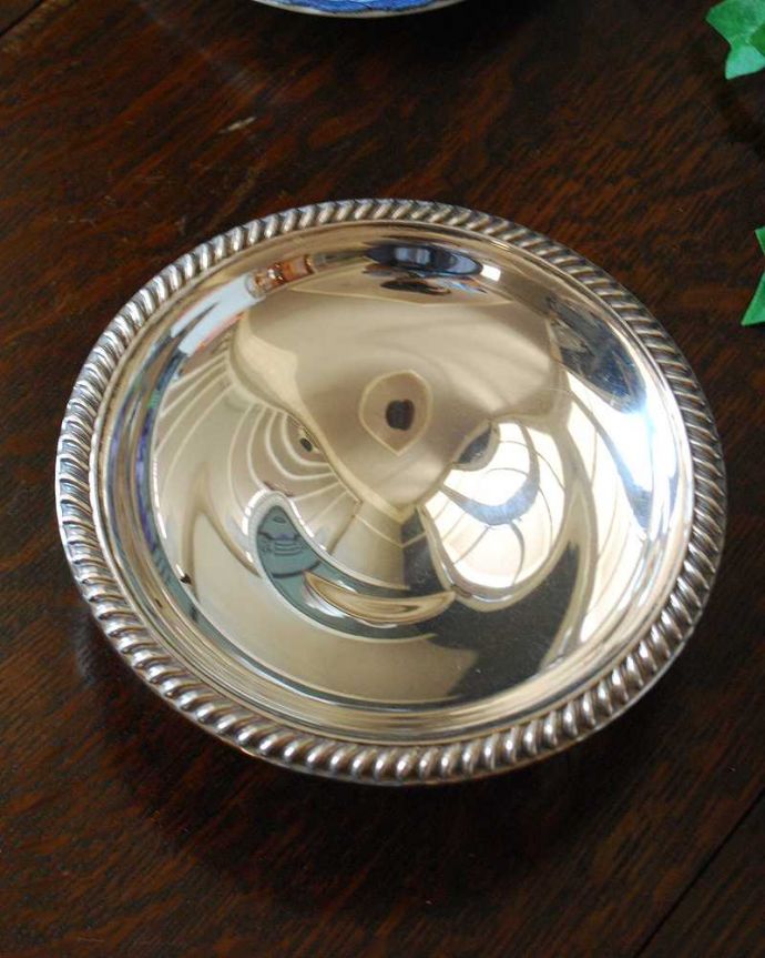 アンティーク 真鍮の雑貨　アンティーク雑貨　ディスプレイに華を添える英国の銀食器、アンティークシルバーのコンポート（トレイ）。アンティークなので多少のキズ・汚れがある場合があります。(k-2311-z)