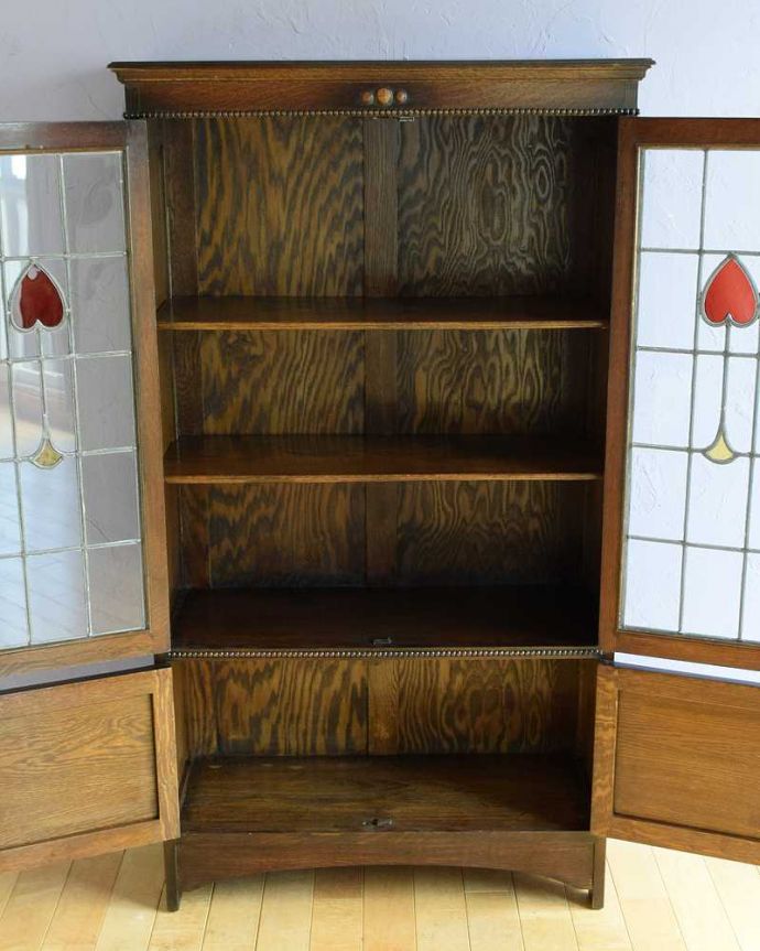 アンティークのキャビネット　アンティーク家具　ステンドグラスが入った可愛い扉、英国アンティークのブックケース　。扉の中は、しっかりと収納できる棚板重いものもたっぷり収納できる木製の棚板タイプ。(k-2313-f)