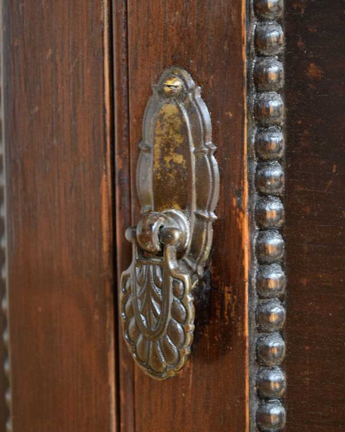 アンティークのキャビネット　アンティーク家具　ステンドグラスが入った可愛い扉、英国アンティークのブックケース　。アンティークらしい取っ手アンティーク家具は取っ手もカッコイイんです。(k-2313-f)