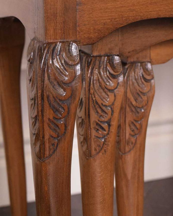 アンティークのテーブル　アンティーク家具　優雅な英国のアンティーク家具、ガラス付き天板のコーヒーテーブル（ネストテーブル）。うっとりする美しさアンティークだから手に入る美しい彫。(k-2316-f)