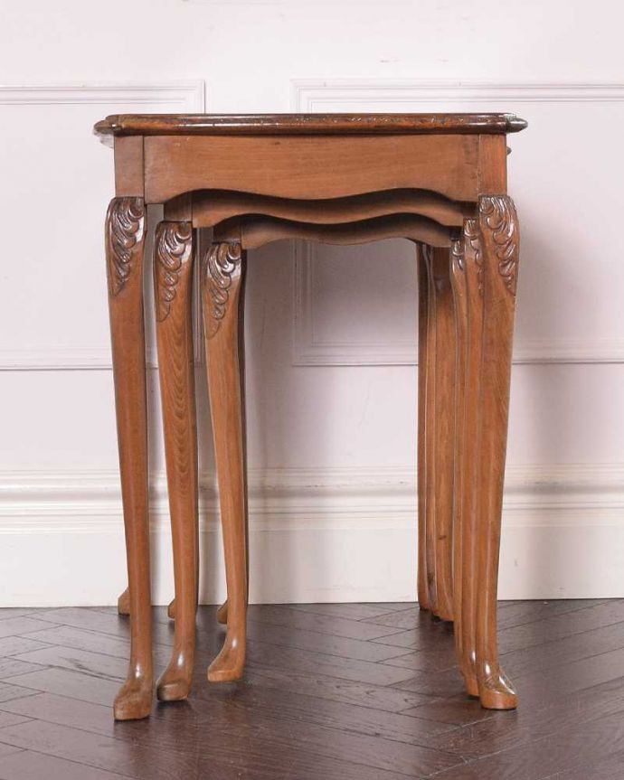 アンティークのテーブル　アンティーク家具　優雅な英国のアンティーク家具、ガラス付き天板のコーヒーテーブル（ネストテーブル）。横から見てみると･･･お揃いの脚が3つがキレイに重なって、とっても美しい横顔。(k-2316-f)