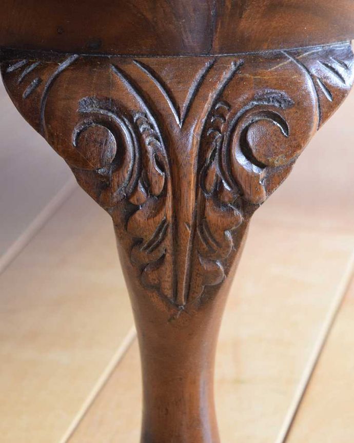 アンティークのテーブル　アンティーク家具　英国の棚付きのコーヒーテーブル、お花のかたちをした天板が華やかなアンティーク。うっとりする美しさアンティークだから手に入る美しい彫。(k-2318-f)