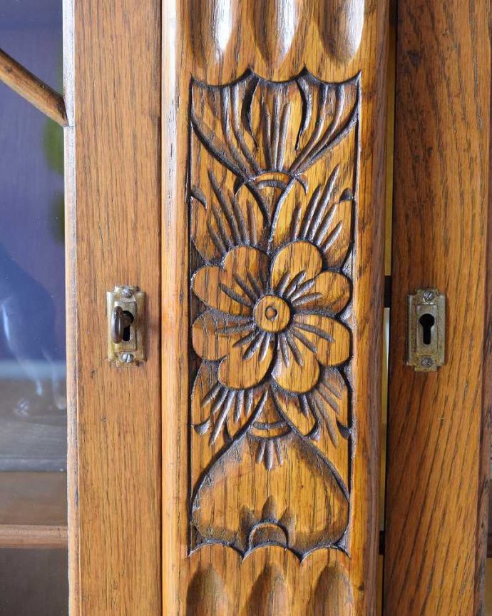 アンティークのキャビネット　アンティーク家具　イギリスアンティークの収納家具、お花の彫刻入りのブックケース（キャビネット）。惚れ惚れしちゃう美しさこんなに堅い無垢材に一体どうやって彫ったんだろう？と不思議になるくらい細かい彫にうっとりです。(k-2319-f)