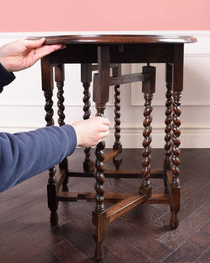 アンティークのテーブル　アンティーク家具　英国らしいアンティーク家具、スモールサイズの伸張式のゲートレッグテーブル。脚を引き出すだけであっという間ゲートのような形をした脚のテーブル。(k-2328-f)