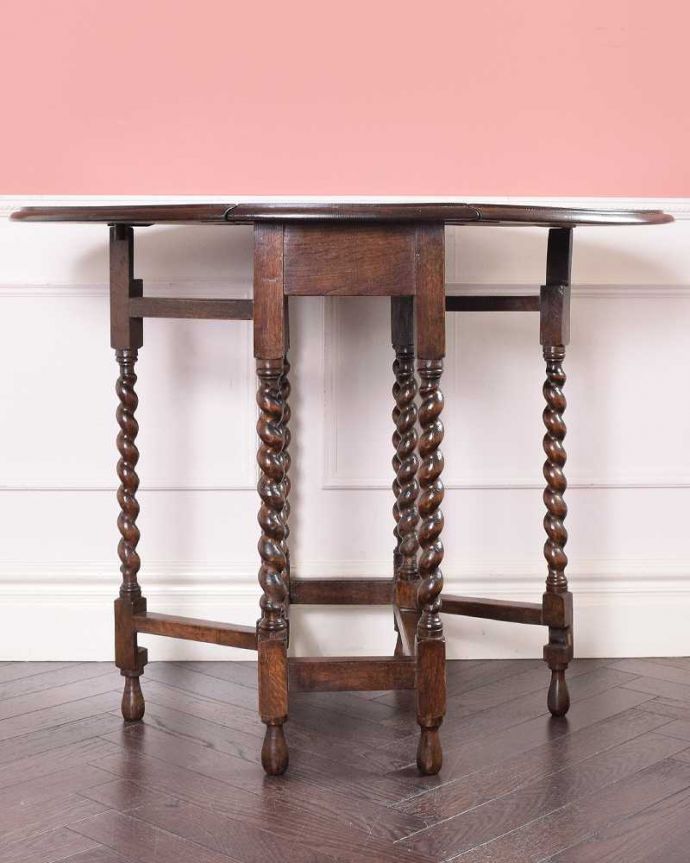 アンティークのテーブル　アンティーク家具　英国らしいアンティーク家具、スモールサイズの伸張式のゲートレッグテーブル。両方開けば大きなサイズゲートレッグテーブルはゲートが開くように作られた脚のデザインも印象的。(k-2328-f)