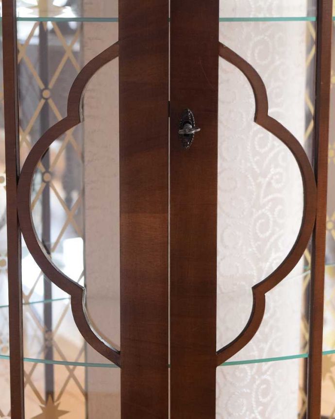 アンティークのキャビネット　アンティーク家具　英国の上品なアンティーク家具、輝きの美しいミラーバックキャビネット。美しい装飾にうっとり…ガラス面の装飾が上品なアクセントに。(k-2329-f)