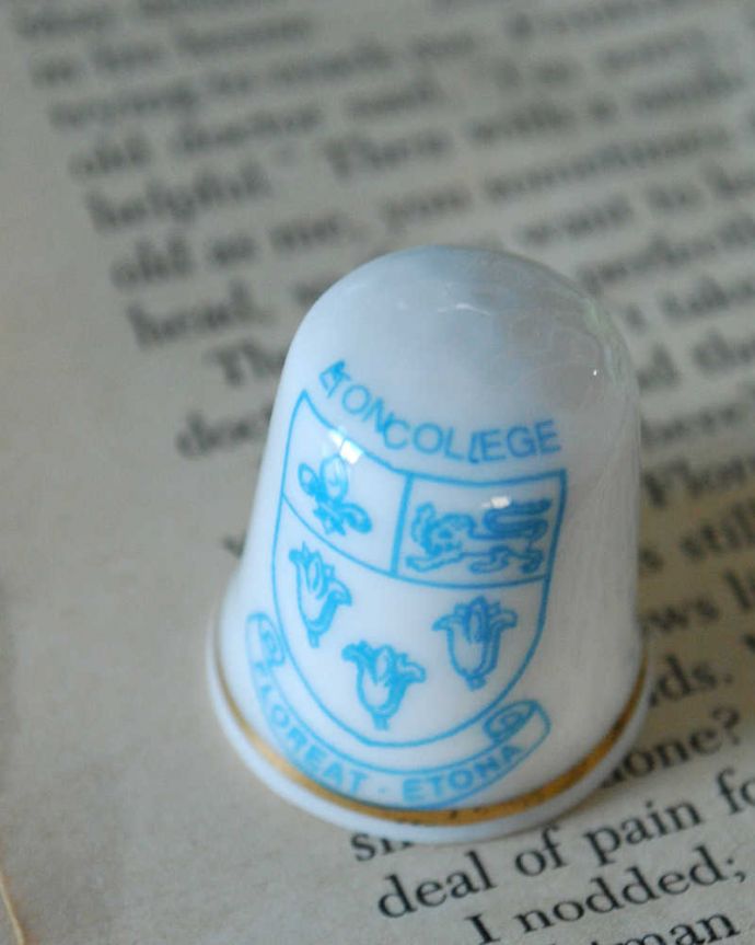 アンティーク 陶磁器の雑貨　アンティーク雑貨　真っ白なボーンチャイナのアンティークシンブル（盾の紋章）。女性のためのアンティーク一針一針、縫うために指にはめて使われたシンブル。(k-2335-z)