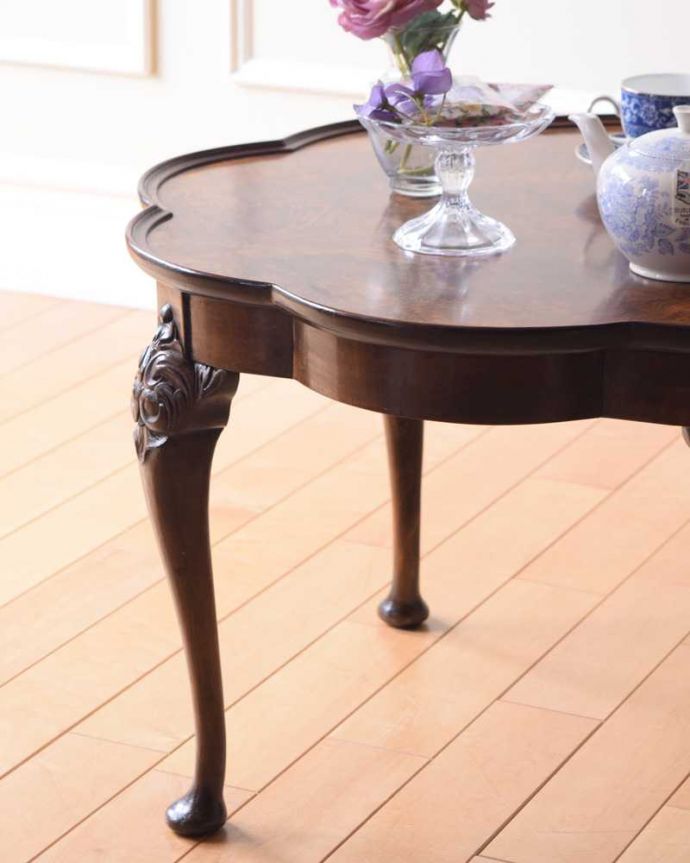アンティークのテーブル　アンティーク家具　お花の天板が華やか、木目も美しいアンティークコーヒーテーブル。英国らしいデザインのうつくしさにうっとり･･･脚のデザインだけ見ても、アンティークらしさが感じられるんです。(k-2337-f)