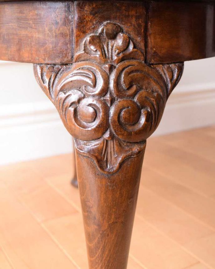 アンティークのテーブル　アンティーク家具　お花の天板が華やか、木目も美しいアンティークコーヒーテーブル。うっとりする美しさアンティークだから手に入る美しい彫。(k-2337-f)