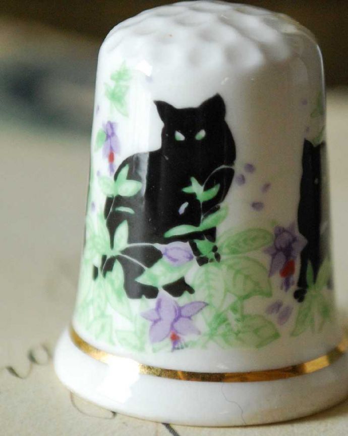 アンティーク 陶磁器の雑貨　アンティーク雑貨　真っ白なボーンチャイナのアンティークシンブル（黒猫）。女性のためのアンティーク一針一針、縫うために指にはめて使われたシンブル。(k-2337-z)