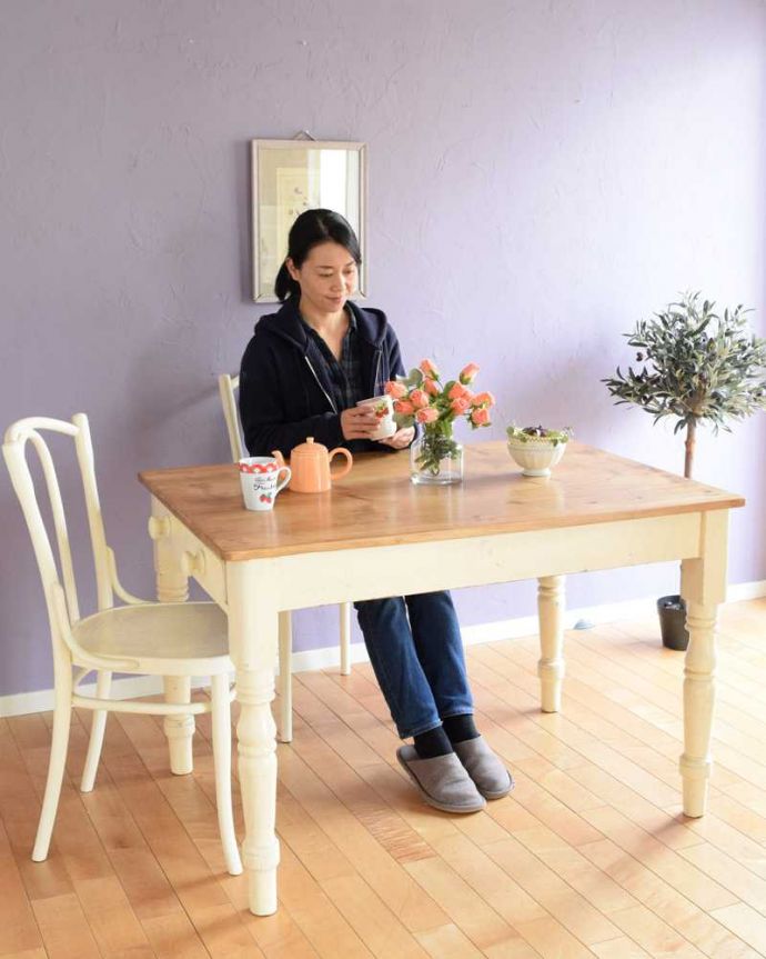 アンティークのテーブル　アンティーク家具　ナチュラルなカントリースタイルのお部屋に似合うアンティークダイニングテーブル。お部屋の挿し色になるテーブルアンティークらしい色使いのツートーンカラーのテーブルは人気のアイテム。(k-2344-f)