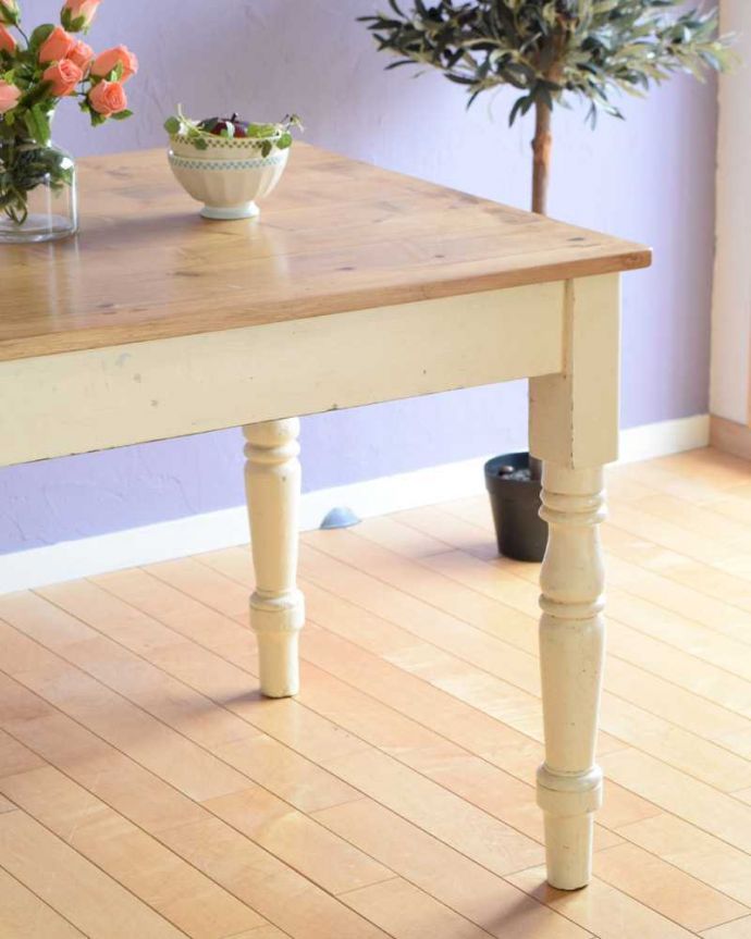 アンティークのテーブル　アンティーク家具　ナチュラルなカントリースタイルのお部屋に似合うアンティークダイニングテーブル。アンティークらしい色使いペイントの家具はお部屋の挿し色に。(k-2344-f)