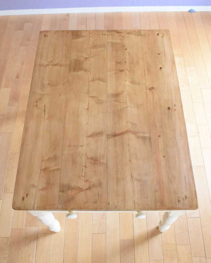 アンティークのテーブル　アンティーク家具　ナチュラルなカントリースタイルのお部屋に似合うアンティークダイニングテーブル。天板もキレイに修復しましたテーブルの主役はやっぱり天板。(k-2344-f)