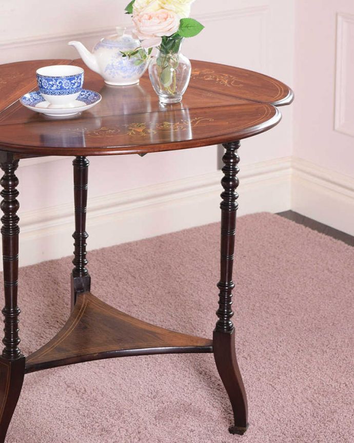 アンティークのテーブル　アンティーク家具　象嵌入りの美しい英国インテリア、優雅なバタフライアンティークテーブル（伸張式）。英国アンティークらしい脚の美しさが自慢凛とした雰囲気が漂うアンティークらしい立ち姿のテーブル。(k-2346-f)