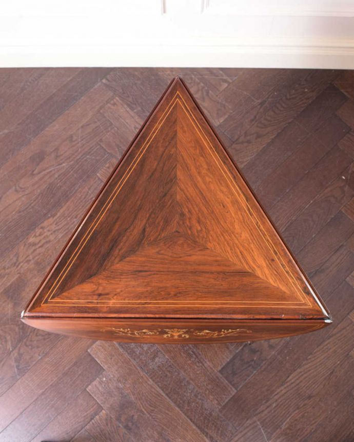 アンティークのテーブル　アンティーク家具　象嵌入りの美しい英国インテリア、優雅なバタフライアンティークテーブル（伸張式）。上から見ると･･･天板を開く前はこんな形です。(k-2346-f)