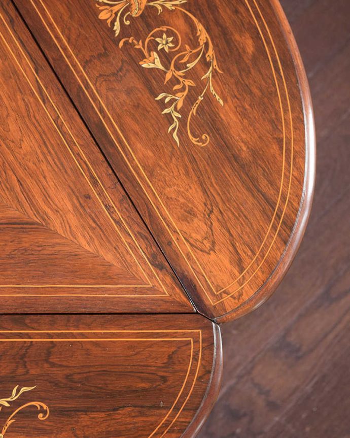 アンティークのテーブル　アンティーク家具　象嵌入りの美しい英国インテリア、優雅なバタフライアンティークテーブル（伸張式）。近づいて見てみると･･･時間と手間暇を掛けて職人が丁寧にお直しした天板は、木目も美しく見えます。(k-2346-f)