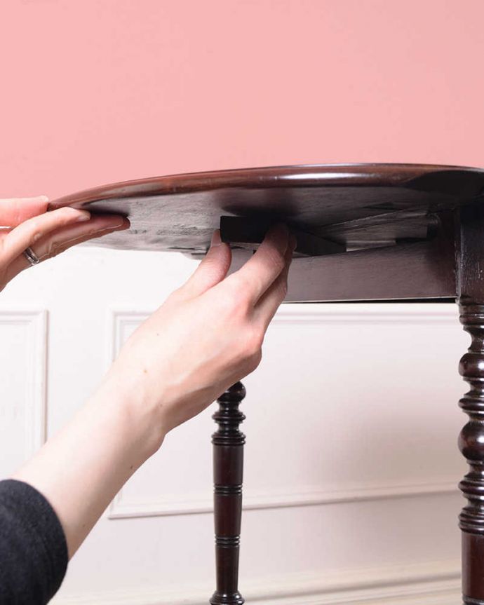 アンティークのテーブル　アンティーク家具　象嵌入りの美しい英国インテリア、優雅なバタフライアンティークテーブル（伸張式）。折り畳みもカンタンです。(k-2346-f)