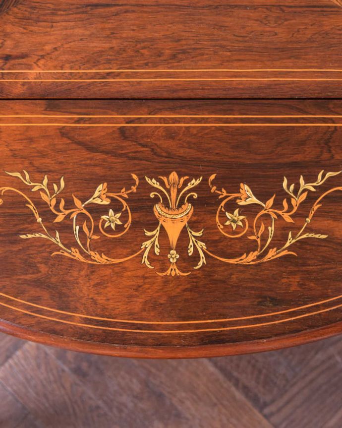 アンティークのテーブル　アンティーク家具　象嵌入りの美しい英国インテリア、優雅なバタフライアンティークテーブル（伸張式）。華やかな象嵌の模様木を組み合わせることで作る象嵌で描かれた模様。(k-2346-f)