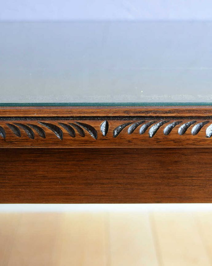 アンティークのテーブル　アンティーク家具　イギリスから輸入したアンティーク家具、ガラストップのコーヒーテーブル（レザートップ）。うっとりする美しさアンティークだから手に入る美しい彫。(k-2347-f)