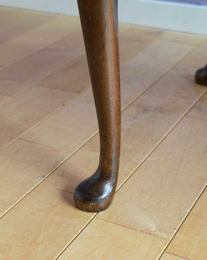 アンティークのテーブル　アンティーク家具　イギリスから輸入したアンティーク家具、ガラストップのコーヒーテーブル（レザートップ）。持ち上げなくても移動できます！Handleのアンティークは、脚の裏にフェルトキーパーをお付けしていますので、床を滑らせて簡単に移動する事が出来ます。(k-2347-f)