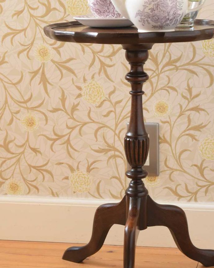 アンティークのテーブル　アンティーク家具　英国輸入のアンティーク家具、天板と脚の形が可愛いワインテーブル。安定感のあるトライポッドの脚先が3つに分かれているデザインのトライボッド。(k-2348-f)