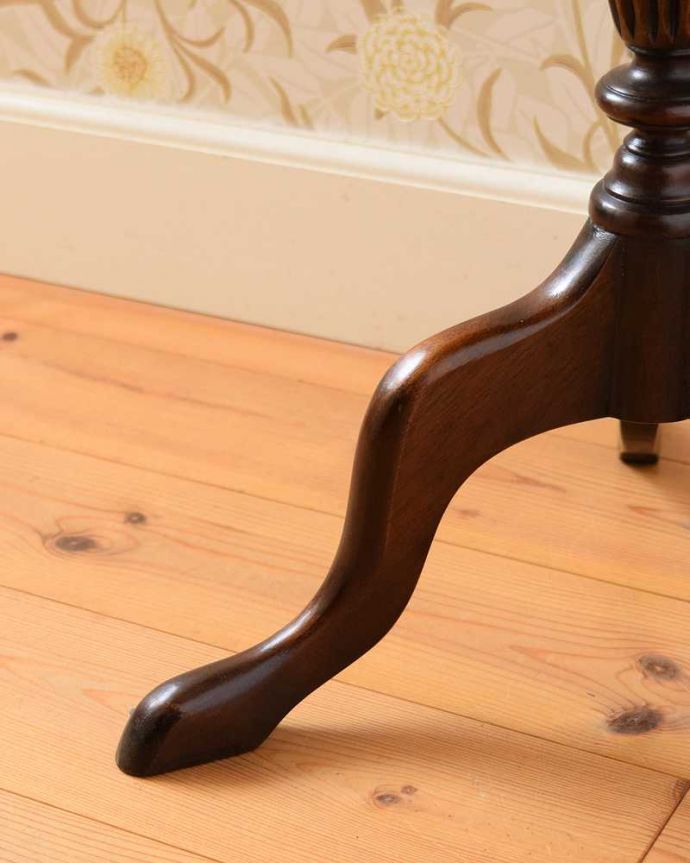 アンティークのテーブル　アンティーク家具　英国輸入のアンティーク家具、天板と脚の形が可愛いワインテーブル。脚先には･･･Handleのアンティークは脚の裏にフェルトキーパーを付けています。(k-2348-f)