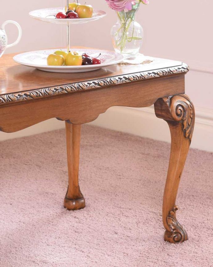 アンティークのテーブル　アンティーク家具　イギリスで見つけたアンティーク家具、装飾の美しいコーヒーテーブル。英国らしいデザインのうつくしさにうっとり･･･脚のデザインだけ見ても、アンティークらしさが感じられるんです。(k-2350-f)