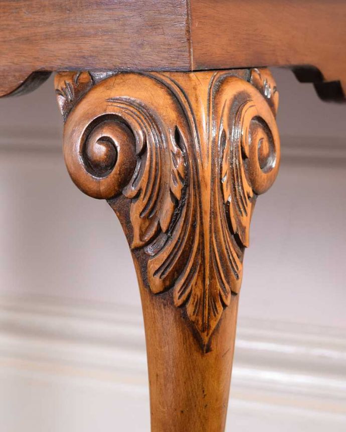 アンティークのテーブル　アンティーク家具　イギリスで見つけたアンティーク家具、装飾の美しいコーヒーテーブル。うっとりする美しさアンティークだから手に入る美しい彫。(k-2350-f)