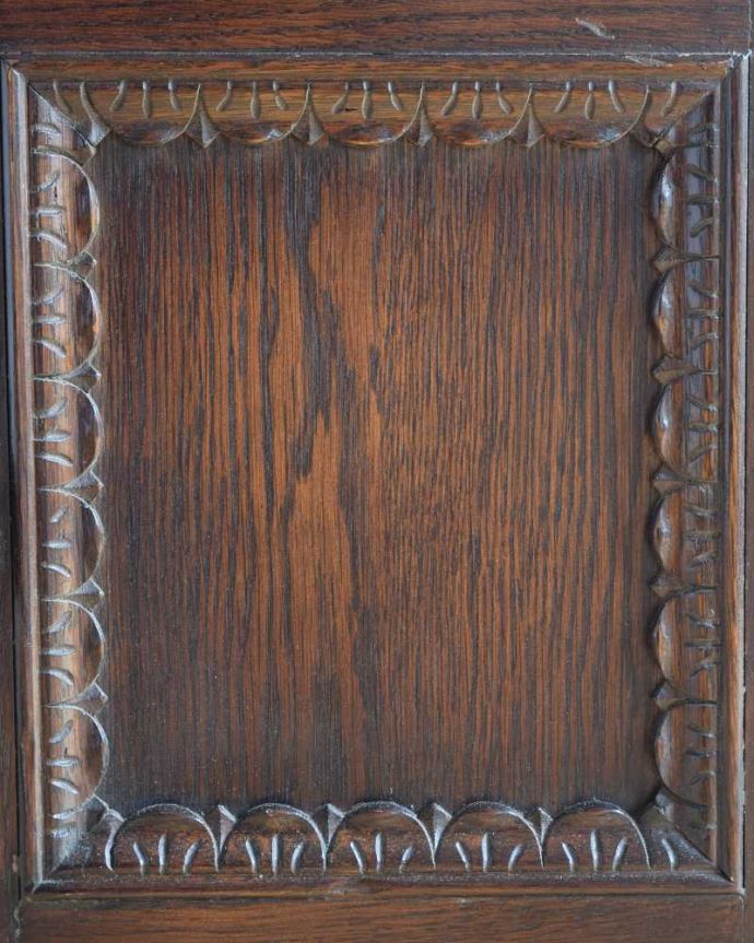 アンティークのキャビネット　アンティーク家具　英国のアンティーク家具、扉収納付きのブックシェルフ（本棚）。英国らしい装飾下扉には、英国家具らしいかっこいい装飾があります。(k-2352-f)