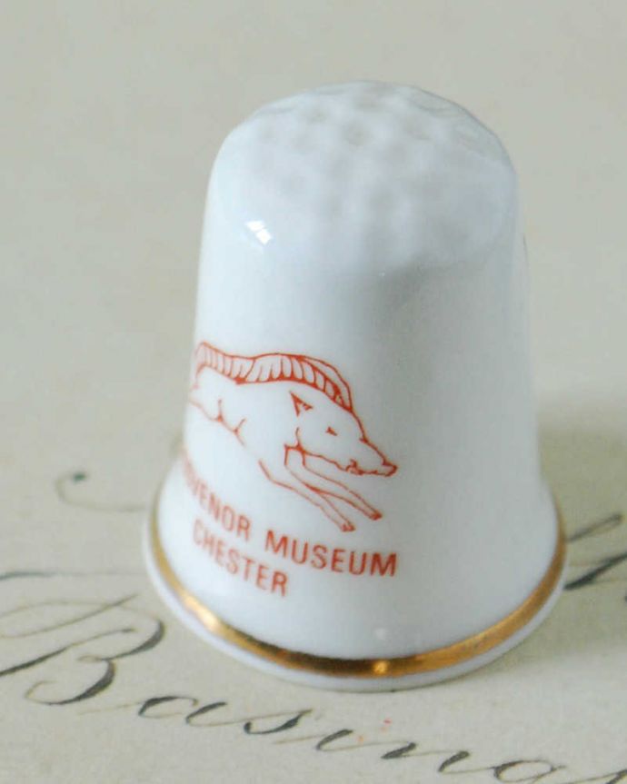 アンティーク 陶磁器の雑貨　アンティーク雑貨　ボーンチャイナのアンティークシンブル（赤い騎士と猪）。女性のためのアンティーク一針一針、縫うために指にはめて使われたシンブル。(k-2352-z)