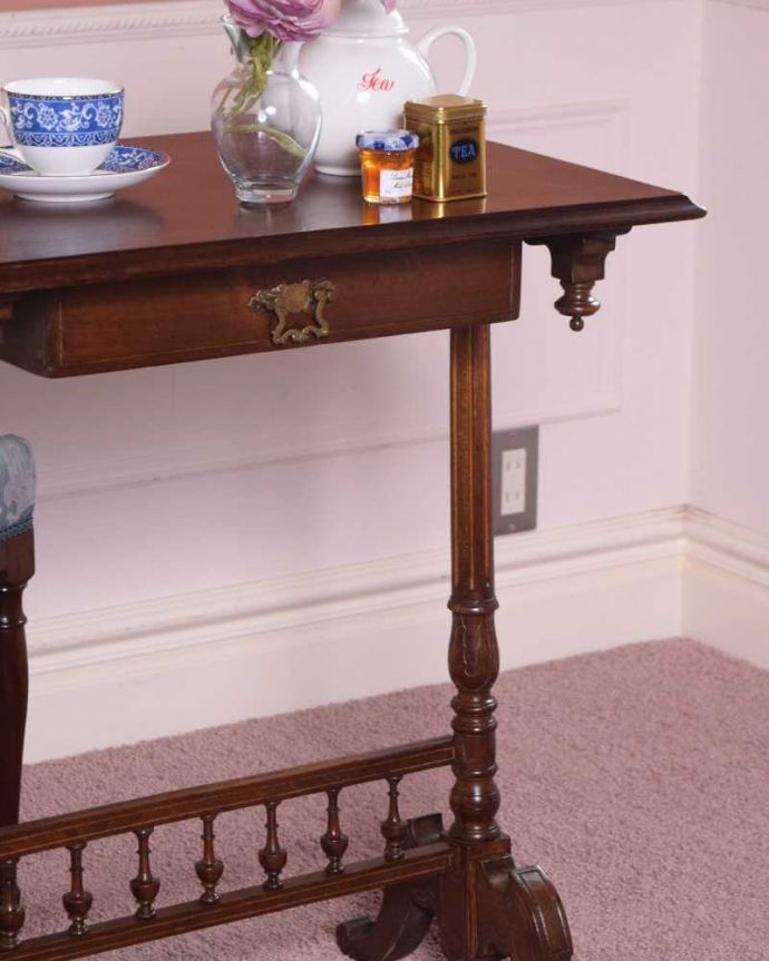 アンティークのテーブル　アンティーク家具　高級感があるアンティークフランス家具、優雅なオケージョナルテーブル。上品で優雅なアンティーク凛とした雰囲気が漂うアンティークらしい立ち姿のテーブル。(k-2353-f)