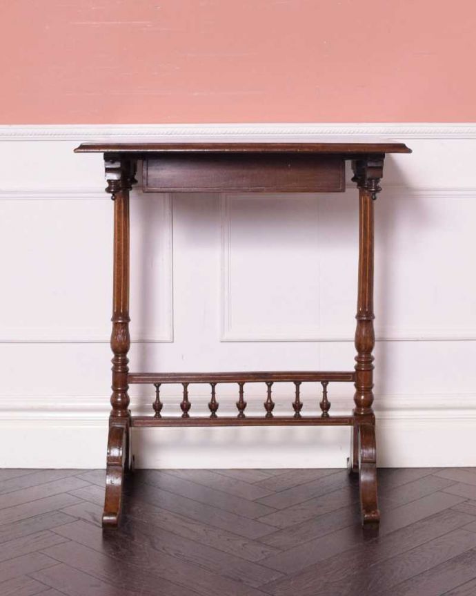 アンティークのテーブル　アンティーク家具　高級感があるアンティークフランス家具、優雅なオケージョナルテーブル。さらにクルッと回転角度によって見え方が違うのも面白いところ。(k-2353-f)