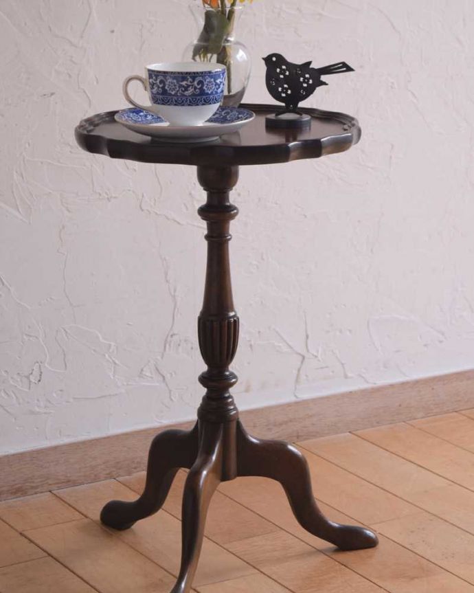 アンティークのテーブル　アンティーク家具　英国から届いた小さなアンティーク、トライポットのワインテーブル。小さくてもアンティークの気品タップリ。(k-2354-f)