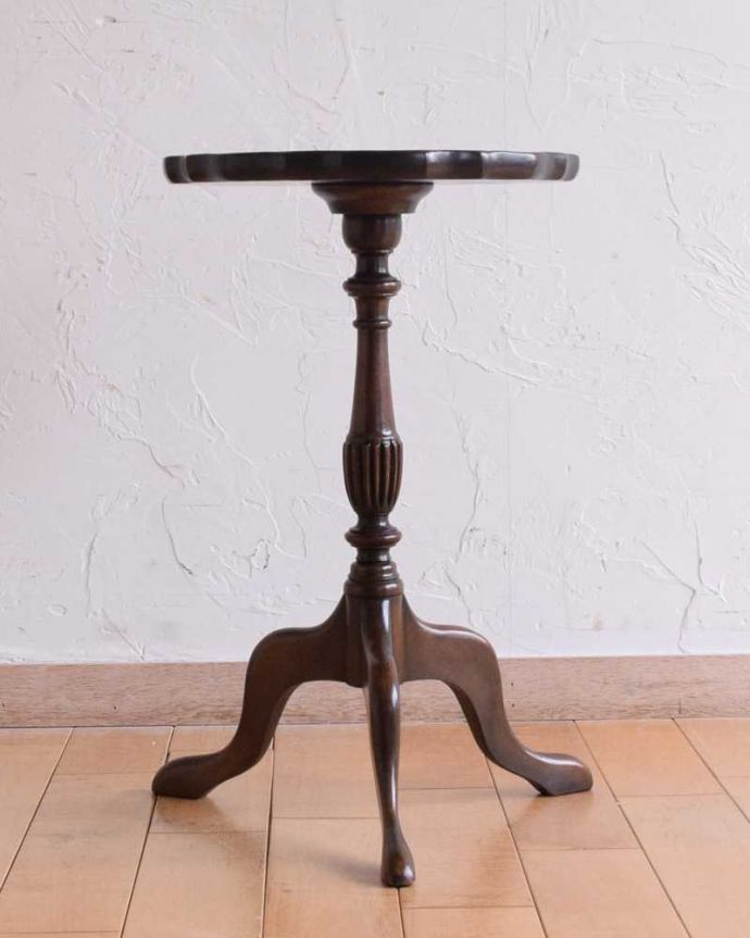 アンティークのテーブル　アンティーク家具　英国から届いた小さなアンティーク、トライポットのワインテーブル。横から見ても優雅英国アンティークらしく横顔だって美しいんです。(k-2354-f)