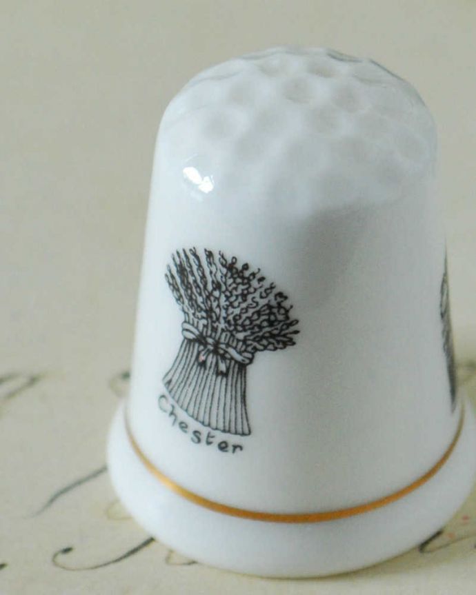 アンティーク 陶磁器の雑貨　アンティーク雑貨　ボーンチャイナのアンティークシンブル（chester）。女性のためのアンティーク一針一針、縫うために指にはめて使われたシンブル。(k-2354-z)