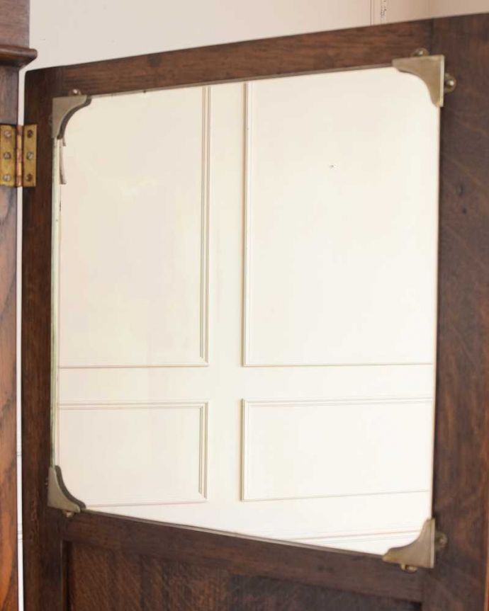 ワードローブ　アンティーク家具　シンプルで凛とした美しさ、英国で見つけたアンティークワードローブ（ホールローブ） 。身だしなみを整えて･･･アンティークのミラーも付いています。(k-2357-f)