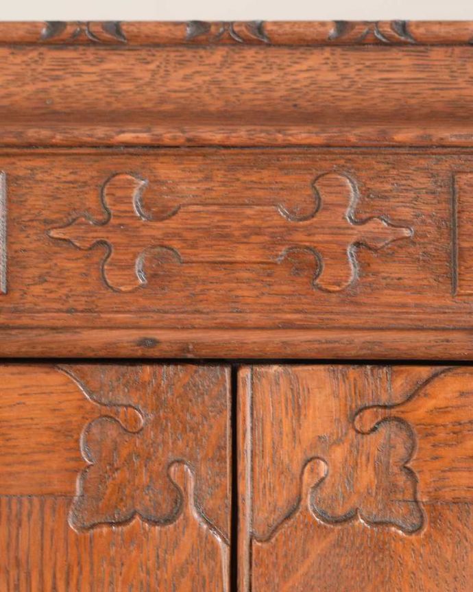 ワードローブ　アンティーク家具　シンプルで凛とした美しさ、英国で見つけたアンティークワードローブ（ホールローブ） 。扉を彩る装飾やっぱり魅力は扉の装飾。(k-2357-f)