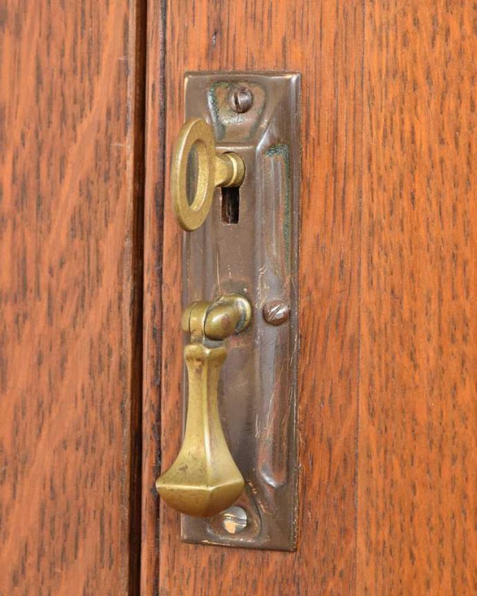 ワードローブ　アンティーク家具　シンプルで凛とした美しさ、英国で見つけたアンティークワードローブ（ホールローブ） 。鍵を使って開けてみましょうアンティークの鍵が付いています。(k-2357-f)