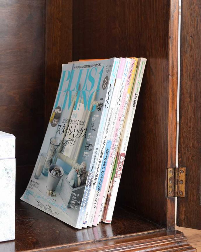 ワードローブ　アンティーク家具　シンプルで凛とした美しさ、英国で見つけたアンティークワードローブ（ホールローブ） 。A4サイズの雑誌もたっぷり収納高さがあるので、本棚として雑誌も立てて収納出来ます。(k-2357-f)