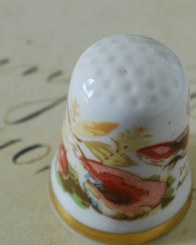 アンティーク 陶磁器の雑貨　アンティーク雑貨　ケイバーズウォールのイギリスアンティークのシンブル（October 秋の風景）。女性のためのアンティーク一針一針、縫うために指にはめて使われたシンブル。(k-2357-z)