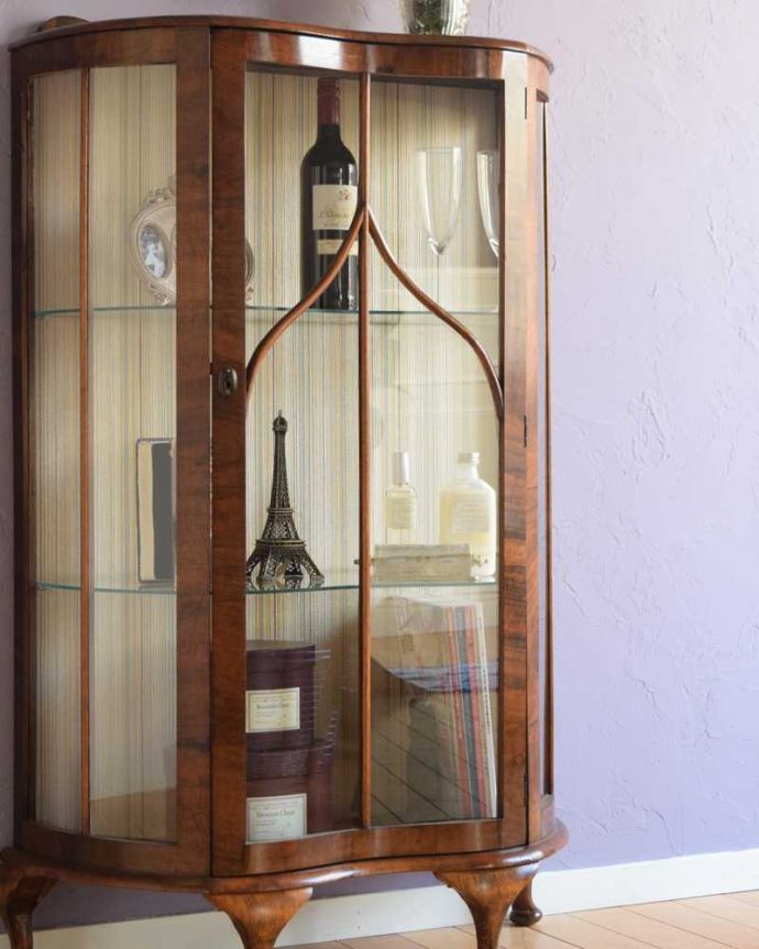 アンティークのキャビネット　アンティーク家具　イギリスで見つけた優雅な曲線の小さなアンティークキャビネット。ガラス越しに見るお気に入りの美しさ…光をたっぷり取り入れてくれるガラス扉と棚板。(k-2363-f)