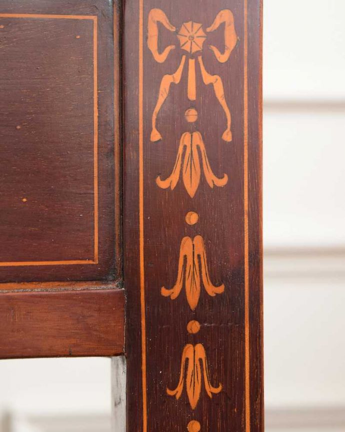 アンティークのテーブル　アンティーク家具　お部屋のコーナーを彩るテーブル、象嵌が美しい英国アンティーク家具。華やかな象嵌の模様木を組み合わせることで作る象嵌で描かれた模様。(k-2370-f)