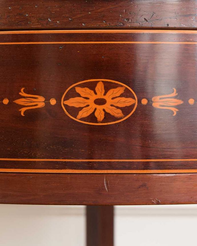 アンティークのテーブル　アンティーク家具　お部屋のコーナーを彩るテーブル、象嵌が美しい英国アンティーク家具。職人技が光っています。(k-2370-f)