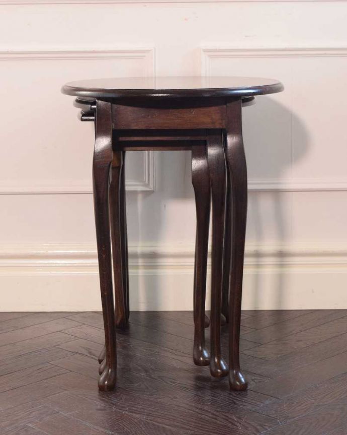 アンティークのテーブル　アンティーク家具　英国アンティーク家具、丸と四角の天板を楽しめるネストテーブル。横から見てみると･･･お揃いの脚が3つがキレイに重なって、とっても美しい横顔。(k-2372-f)
