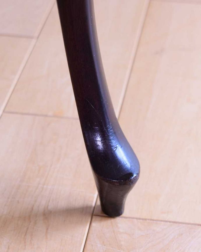 アンティークのテーブル　アンティーク家具　天板のカッティングが可憐、アンティークオケージョナルテーブル。持ち上げなくても移動できます！Handleのアンティークは、脚の裏にフェルトキーパーをお付けしていますので、床を滑らせてれば移動が簡単です。(k-2375-f)
