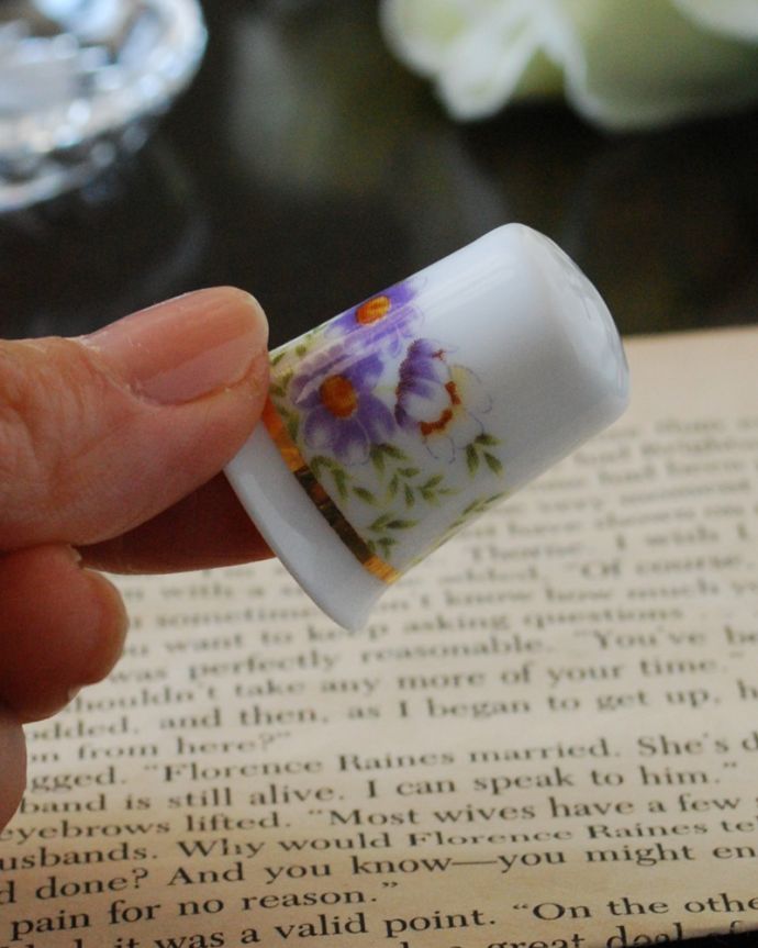 アンティーク 陶磁器の雑貨　アンティーク雑貨　紫色のお花が美しいアンティークマンスリーシンブル（December）。コレクションしたくなる可愛らしさ指の帽子（finger hat)とも呼ばれるコロンとした形。(k-2375-z)