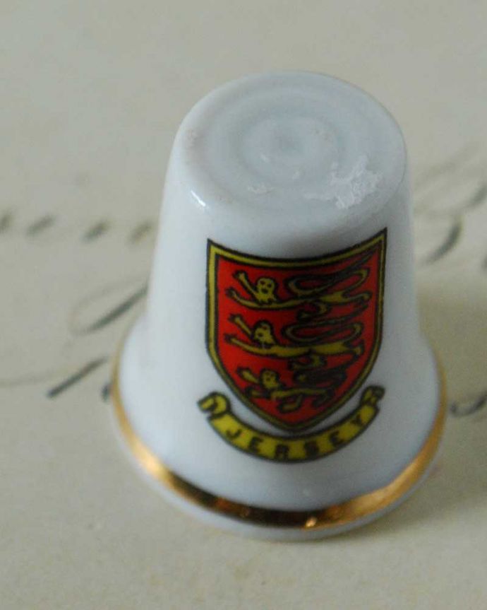 アンティーク 陶磁器の雑貨　アンティーク雑貨　歴史あるジャージー島（JERSEY）イギリスアンティークのシンブル。女性のためのアンティーク一針一針、縫うために指にはめて使われたシンブル。(k-2380-z)