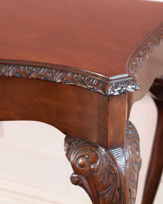 アンティークのテーブル　アンティーク家具　英国のアンティーク家具、繊細な彫りがキレイなホールテーブル（コンソールテーブル）。うっとりする美しさアンティークだから手に入る美しい彫。(k-2381-f)